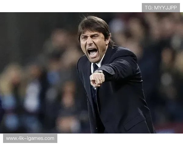 那不勒斯主帅孔蒂场边激情指挥，红牌罚下后观众席唏嘘